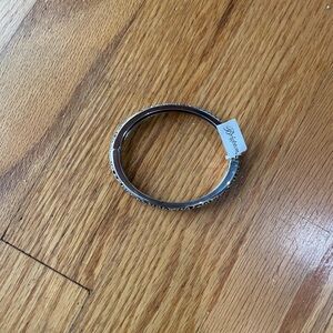 Brighton Silver Bangle Bracelet (Viewpoint)

Snap closure. Oval shape.